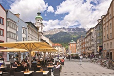 Blick in die von prächtigen Häusern und der Alten Spitalskirche gesäumte Maria-Theresien-Straße in Innsbruck.