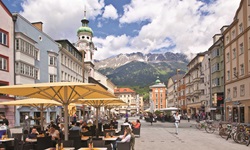 Blick in die von prächtigen Häusern und der Alten Spitalskirche gesäumte Maria-Theresien-Straße in Innsbruck.