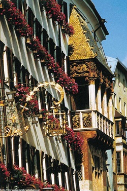 Das Goldene Dachl in Innsbruck von der Seite gesehen.