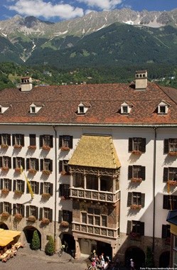 Das Goldene Dachl in der Innsbrucker Innenstadt von oben gesehen.