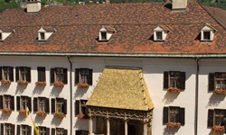 Das Goldene Dachl in der Innsbrucker Innenstadt von oben gesehen.