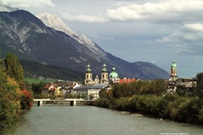 Der majestätische inn strömt fast direkt am Innsbrucker Dom vorbei, der zu Füßen einer herrlichen Bergkulisse liegt.