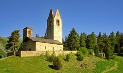 Der Turm der Kirche San Gian bei Celerina hat seit einem Blitzeinschlag im Jahre 1682 kein Dach mehr.