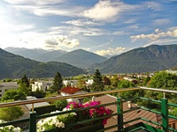 Morgendlicher Ausblick über Imst und seine Berge.