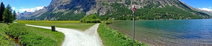 Der weiß gekieste Radweg führt direkt am Ufer der Oberengadiner Seen entlang.