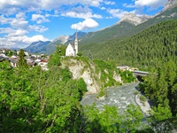 Die refeformierte Kirche von Scuol thront auf einem Felsen hoch über dem Inn.