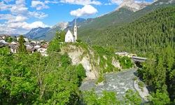 Die refeformierte Kirche von Scuol thront auf einem Felsen hoch über dem Inn.