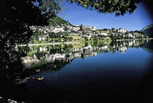 Der mondäne Schweizer Kurort St. Moritz liegt idyllisch am Ufer des St. Moritzersees.