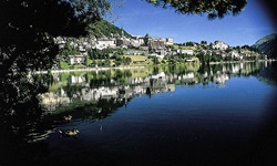 Der mondäne Schweizer Kurort St. Moritz liegt idyllisch am Ufer des St. Moritzersees.