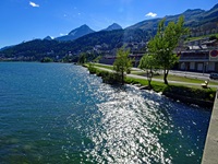 Der von Bergen eingerahmte St. Moritzersee.