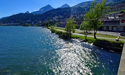 Der von Bergen eingerahmte St. Moritzersee.