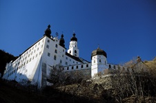 Der weiße Bau der Benediktinerabtei Marienberg erinnert stellenweise mehr an eine Festung als an ein Kloster.