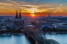 Traumhafter Sonnenuntergang über dem Kölner Dom und der Hohenzollernbrücke.