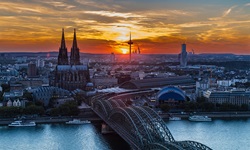 Traumhafter Sonnenuntergang über dem Kölner Dom und der Hohenzollernbrücke.