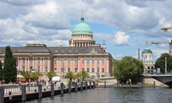 Die charakteristische Tambourkuppel der Potsdamer Nikolaikirche überragt das Stadtschloss.