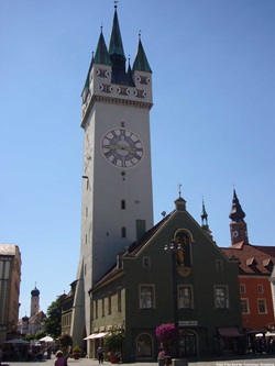 Der imposante Stadtturm von Straubing.