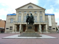 Das Goethe-Schiller-Denkmal vor em Deutschen Nationaltheater in Weimar.