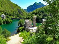 Der wunderschön an einem kleinen See gelegene Ort Isola Santa zwischen Castelnuovo di Garfagnana und Massa.