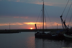 Sonnenuntergang im Hafen von Stavoren in den Niederlanden