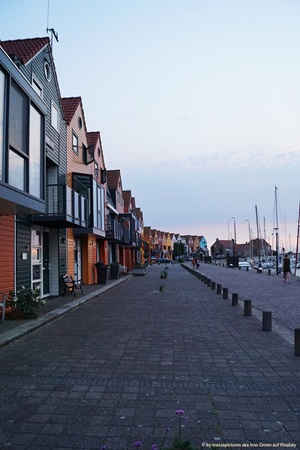Promenade am Hafen von Stavoren in den Niederlanden