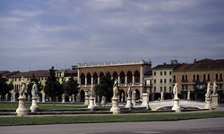 Schöner Blick auf den berühmten, von zahlreichen Marmorstatuen geprägten Platz Prato della Valle in Padua.