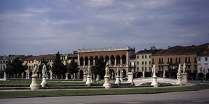 Schöner Blick auf den berühmten, von zahlreichen Marmorstatuen geprägten Platz Prato della Valle in Padua.