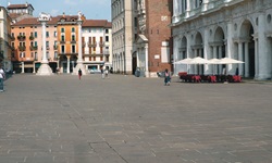 Die Piazza dei Signori in Vicenza mit der Statue des venezianischen Löwen.