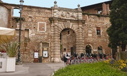 Geparkte Fahrräder beim Teatro Olimpico in Vicenza.