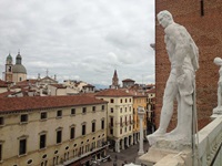 Die Dächer von Vicenza von der Palladio-Basilika aus gesehen; im Vordergrund zwei auf dem Dach der Basilika aufgestellte Marmorstatuen.