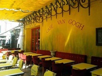 Blick auf das gelb-rote Café van Gogh in Arles