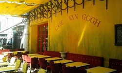 Blick auf das gelb-rote Café van Gogh in Arles