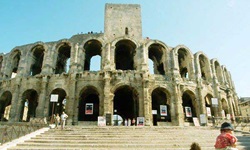 Blick auf eine römische Arena in der Provence