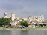 Blick auf den Papstpalast der bekannten Stadt Avignon in der Provence