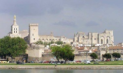 Blick auf den Papstpalast der bekannten Stadt Avignon in der Provence