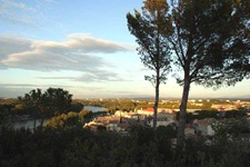 Ausblick über eine Stadt, die an einer Flussschlinge liegt, in der Provence