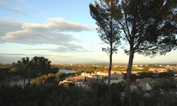 Ausblick über eine Stadt, die an einer Flussschlinge liegt, in der Provence