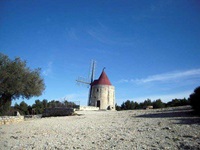 Eine alte, runde Windmühle in der Provence