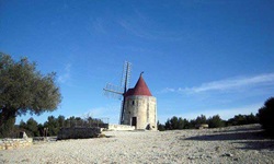 Eine alte, runde Windmühle in der Provence