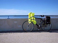 Ein Rad lehnt an einer Mauer in der Provence