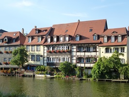 Blick über den Main zu historischen Häuserreihen in Bamberg