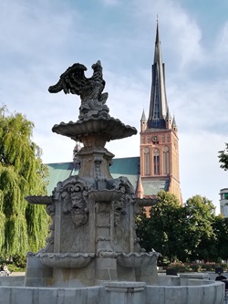 Der Rossmarktbrunnen mit seinem markanten Adler und die Jakobskathedrale in Stettin.