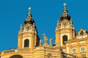 Detailbild auf die Türme der Stiftskirche St. Petrus und Paulus des Stifts Melk