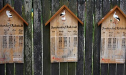 Holztafeln im Storchendorf Rühstädt geben Auskunft darüber, wann welcher Storch in welchem Jahr aus Afrika zurückkam und wie viele Junge er aufgezogen hat.