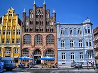 Farbenprächtige Bürgerhäuser am Alten Markt von Stralsund.