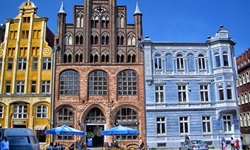 Farbenprächtige Bürgerhäuser am Alten Markt von Stralsund.