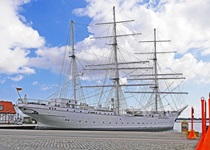 Das ehemalige Segelschulschiff Gorch Fock I im Hafen von Stralsund.