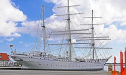 Das ehemalige Segelschulschiff Gorch Fock I im Hafen von Stralsund.