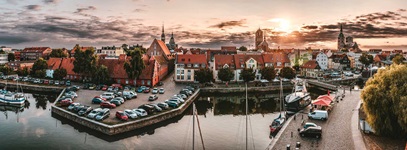 Stadtansicht von Stralsund im Abendlicht.