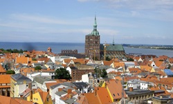 Blick über Stralsund und ihre evangelische Nikolaikirche