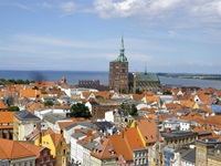 Blick über die Dächer von Stralsund, in der Mitte ragt der Dom in die Höhe